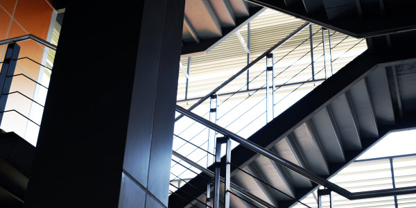 Pintar Fachadas de Empresas / Negocios / Locales Comerciales · Pintado de Escaleras