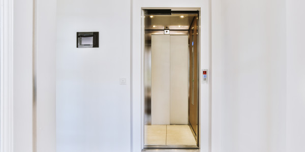 Pintar Fachadas y Patios de Luces de Comunidades Vecinos / Propietarios Zaragoza · Esmalte de Puertas de Ascensores, Puertas de Emergencia y Portales