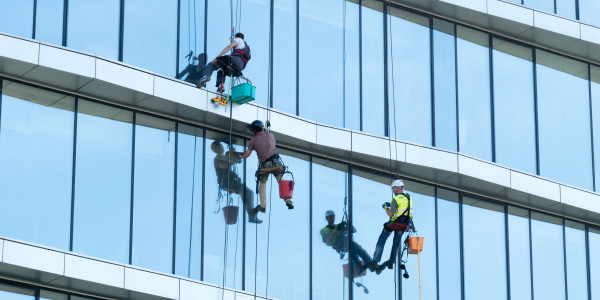 Trabajos Verticales en Fachadas de Edificios / Viviendas · Pintado Económico y Rápido de Fachadas
