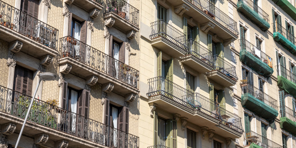 Trabajos Verticales en Fachadas de Edificios / Viviendas · Pintado de Fachadas con Difícil Acceso