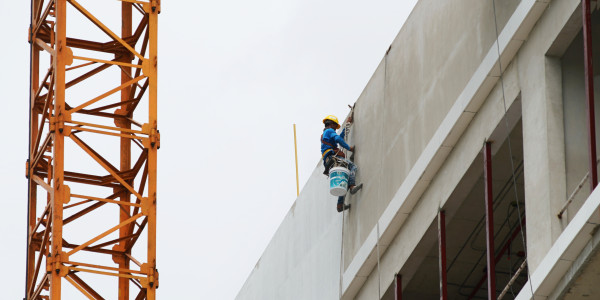 Trabajos Verticales en Fachadas de Edificios / Viviendas · Pintar Edificios de Construcción de Obra Nueva